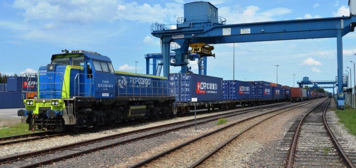 Descubre cómo la startup valenciana Sol Design redujo sus emisiones de CO₂ en un 70% mediante transporte ferroviario solar, manteniendo la velocidad de entrega y cumpliendo con los estándares ecológicos.