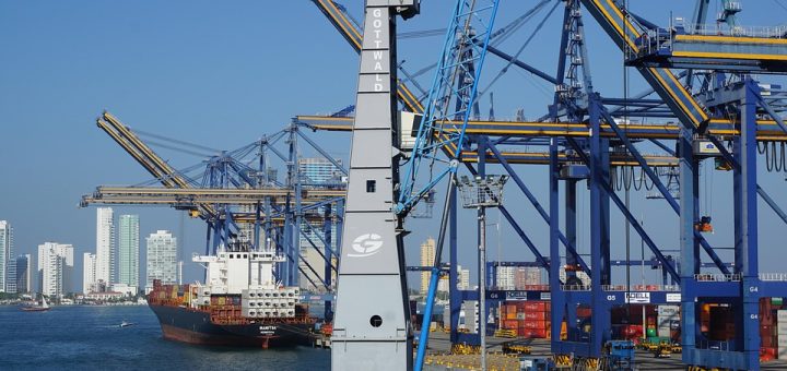 Comparison of many small Temu-style parcels and one consolidated DDP shipment from China to Europe and the USA.